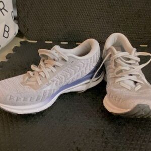 Mizuno Wave Rider running shoes. Women’s US 8.5